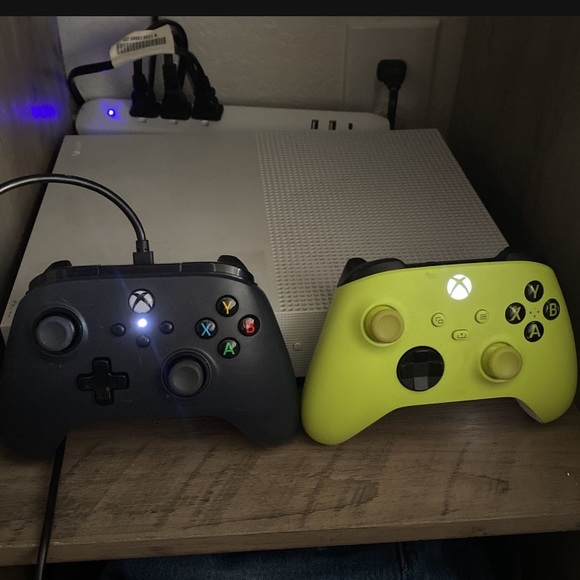 Xbox one x series comes with 4 games and two controllers for 150 and it works!